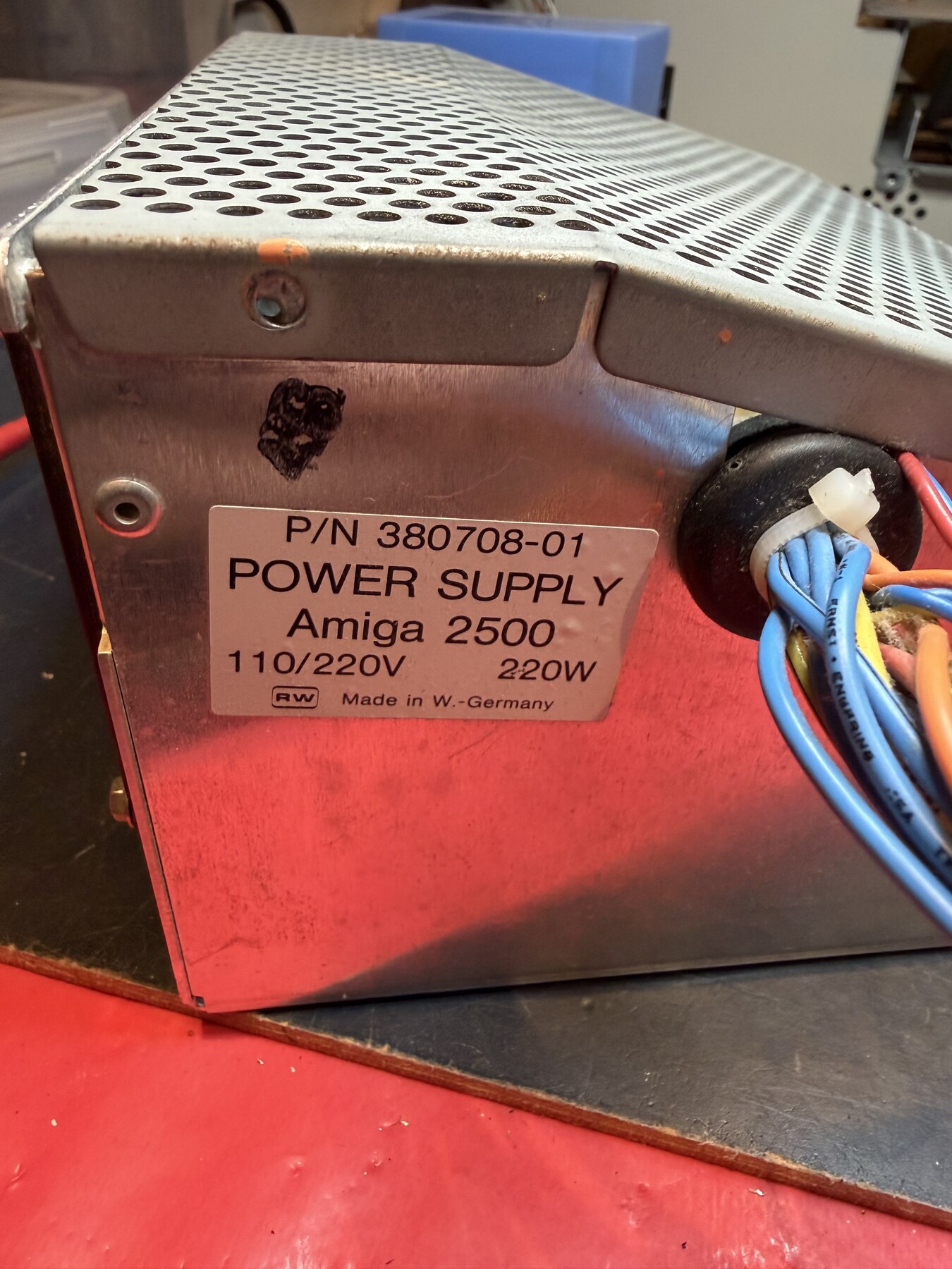 img1: Amiga-2000-Netzteil von außen mit Typenschild