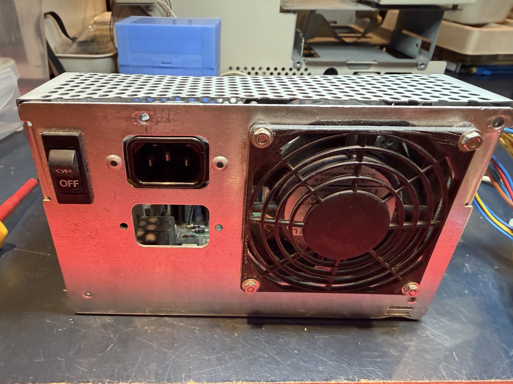 img2: Amiga-2000-Netzteil von hinten mit Schalter, Netzeingang und Lüfter
