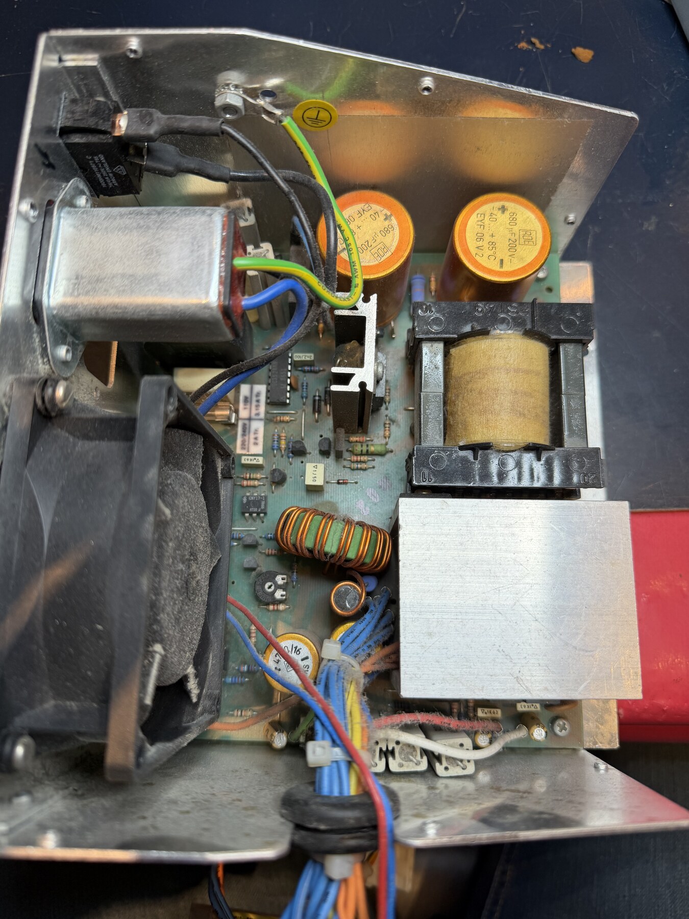 img3: Amiga-2000-Netzteil direkt nach dem Öffnen