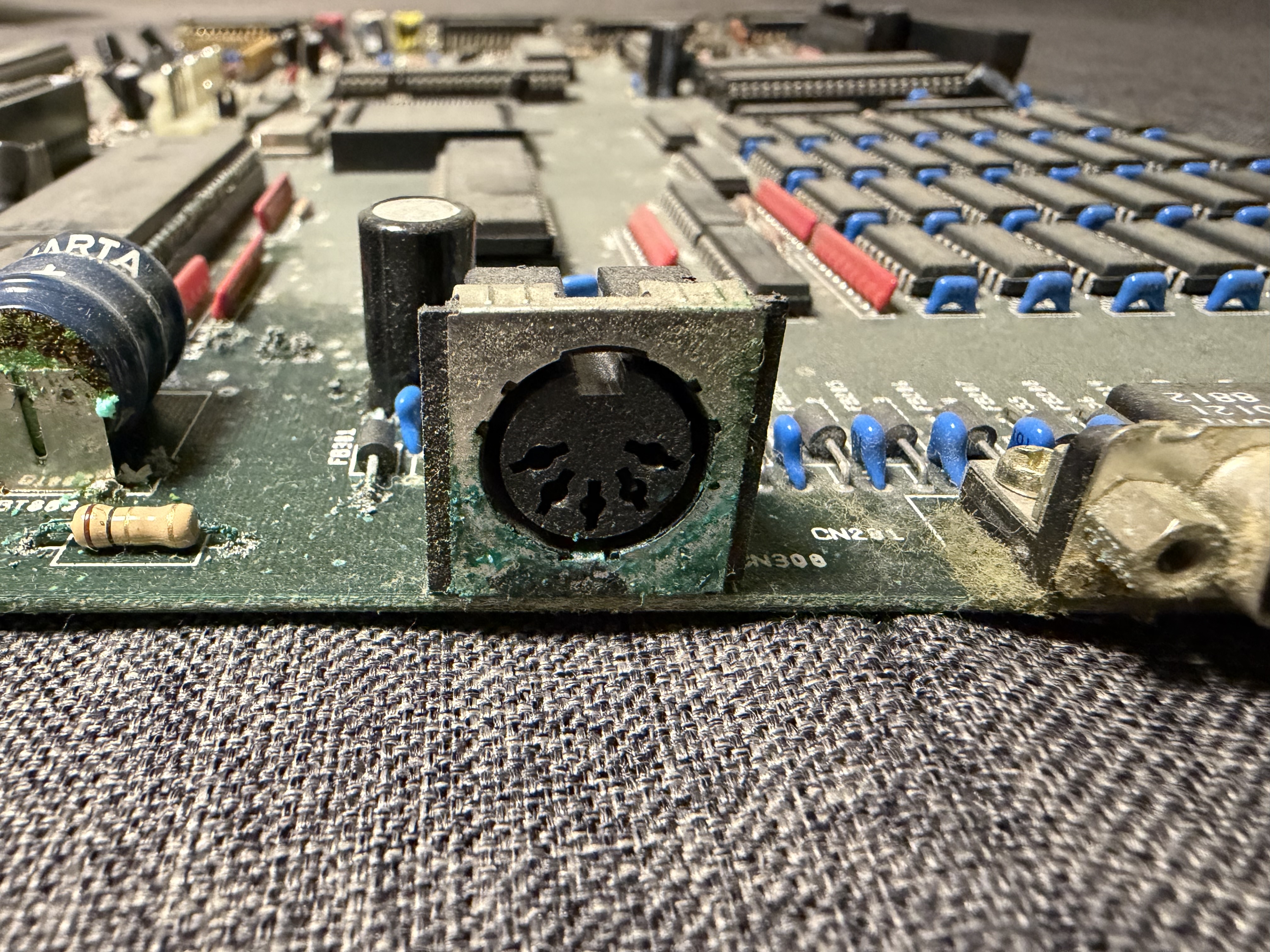 img3: Keyboard-Anschluss neben dem Akku