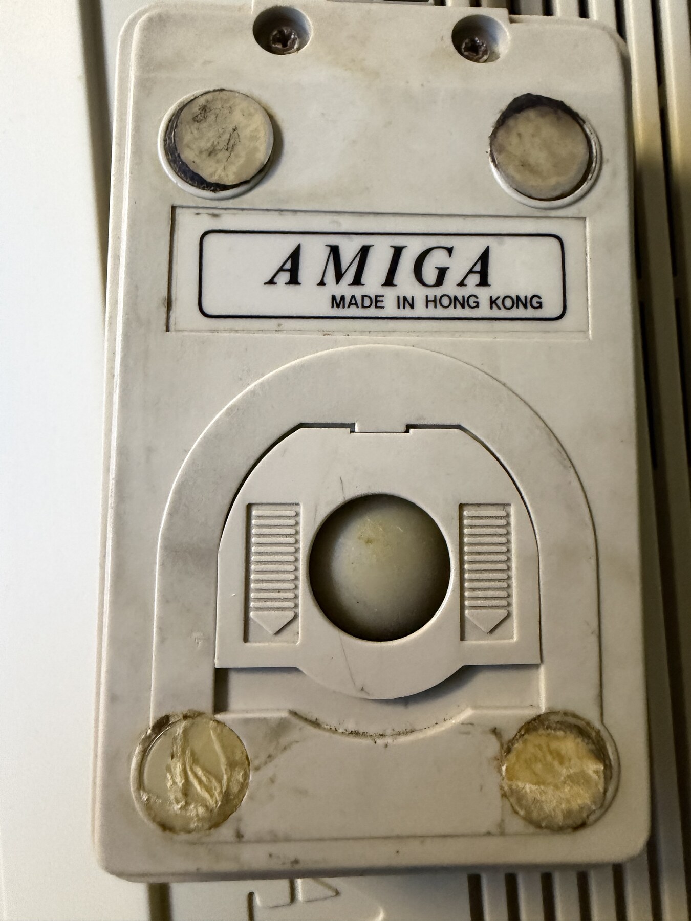 img1: Amiga Tankmaus von unten vor der Reinigung
